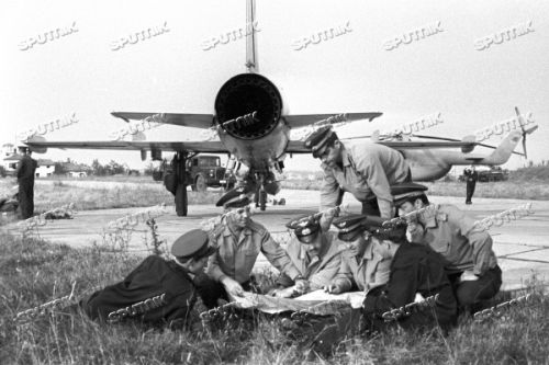 The Soviet 642nd Guard Fighter-Bomber Air Regimnet's pilots in front of their Su-7B Fitter-A jet in Bulgaria in 1967. Photo: SPUTNIK