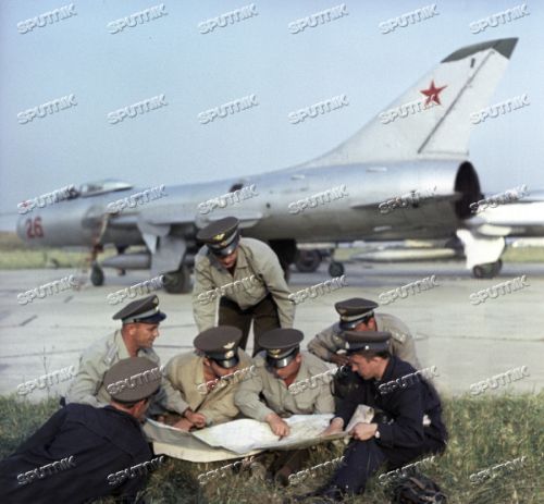 The Soviet 642nd Guard Fighter-Bomber Air Regimnet's pilots in front of their Su-7B Fitter-A jet in Bulgaria in 1967.  Photo: SPUTNIK