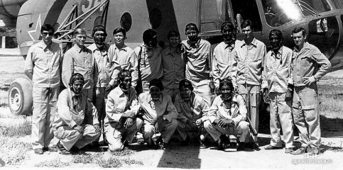 African students with theirs soviet trainers in front of Mi-8T helicopter Photo: Kursanty