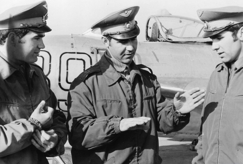 The Bulgarian Air Force's 21st Fighter Air Regiment's pilots at Uzundzhovo front of his MiG-17 Fresco. Source: pan.bg Retrospotters